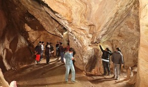 श्रमदानमार्फत धन्नेश्वरी गुफा सरसफाइ   